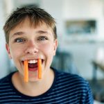 10 Tips Merawat Gigi Anak dengan Pola Makan Sehat