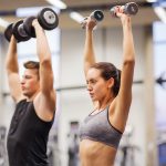 5 Tips Menjaga Bahu Tetap Sehat Saat Angkat Beban