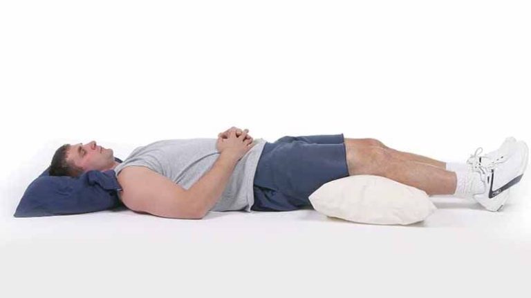 7 Posisi Tidur yang Aman untuk Penderita Nyeri Lutut