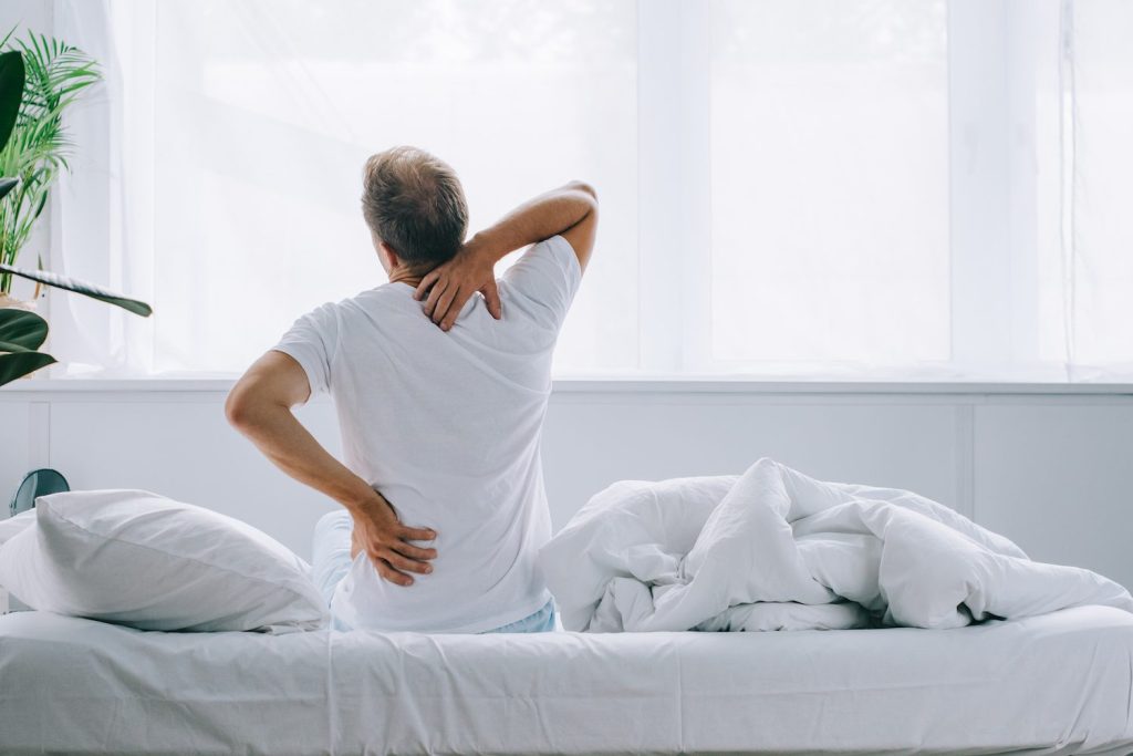 7 Cara Cegah Pinggang Kaku Saat Bangun Tidur