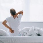 7 Cara Cegah Pinggang Kaku Saat Bangun Tidur