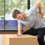 7 Langkah Aman Mengangkat Barang Agar Pinggang Gak Cedera