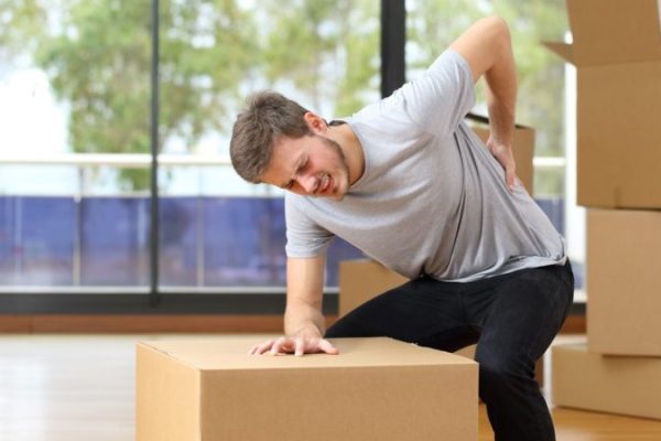 7 Langkah Aman Mengangkat Barang Agar Pinggang Gak Cedera 7 Langkah Aman Mengangkat Barang Agar Pinggang Gak Cedera