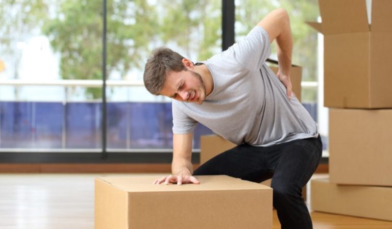 7 Langkah Aman Mengangkat Barang Agar Pinggang Gak Cedera