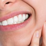 7 Tips Mengatasi Gigi Sensitif Tanpa ke Dokter