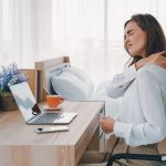 10 Cara Biar Leher Gak Tegang Saat Kerja di Depan Laptop