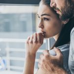 7 Cara Menghadapi Pasangan yang Sering Mood Swing