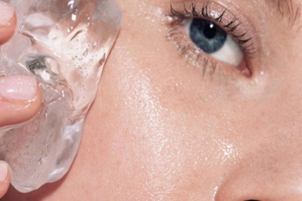 7 Cara Cepat Mengempeskan Jerawat Meradang Ice Cube Compress