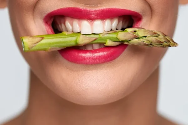 7 Makanan yang Bantu Menyehatkan Bibir dari Dalam