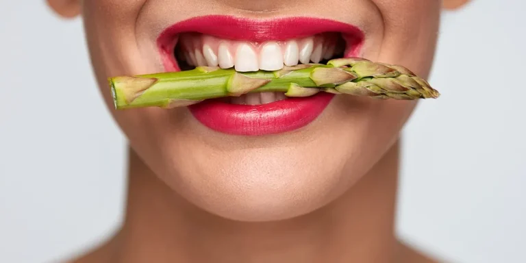 7 Makanan yang Bantu Menyehatkan Bibir dari Dalam