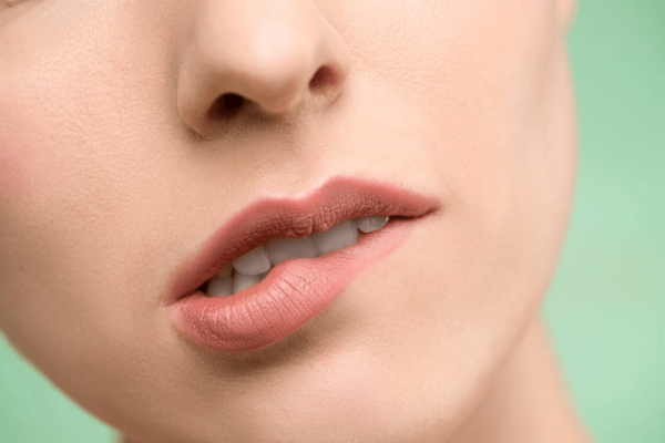 10 Kebiasaan Buruk yang Bisa Merusak Kesehatan Bibir