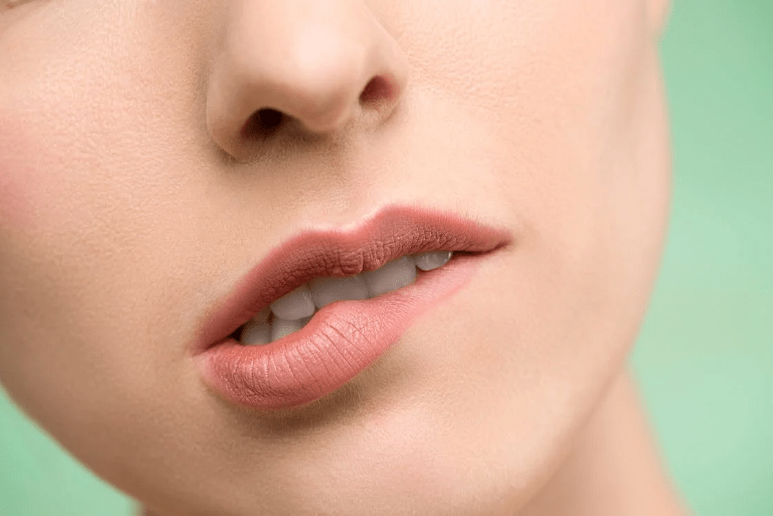 10 Kebiasaan Buruk yang Bisa Merusak Kesehatan Bibir
